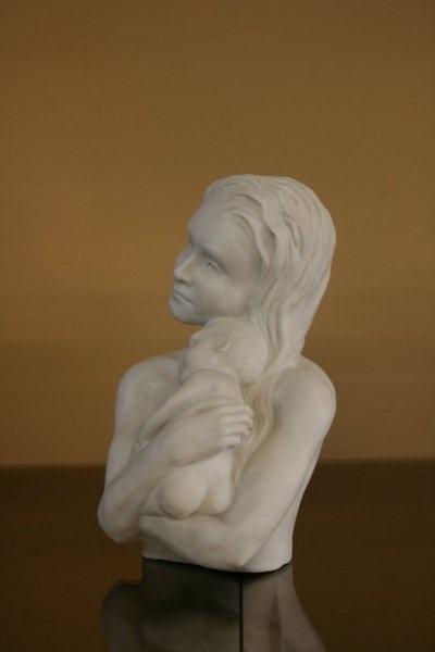 ENCHANTING MOTHER HOLDING CHILD STATUE SCULPTURE